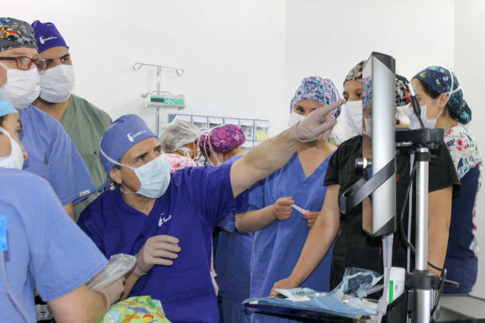 Dr. Giugliano lidera operativo de la Fundación Gantz en el Hospital Regional Coyhaique, en el cual fueron atendidos más de 50 niños con fisura labio palatina.